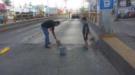 Ciudadano repara bache con sus propios recursos en Vasco de Quiroga