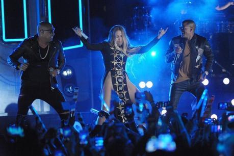 VIDEO: El vestido de Jennifer López que encandiló a Gente de Zona