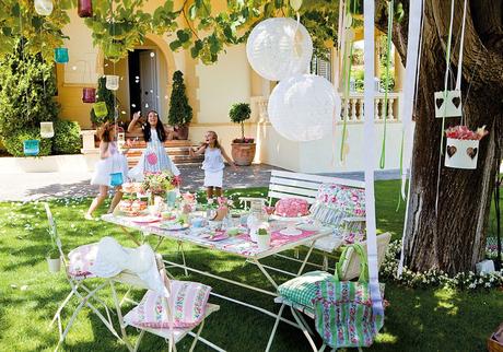 Jardín con mesa preparada para fiesta infantil con globos, manteles estampados verano, cojines 349250