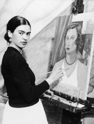 frida-khalo-pintando-totenart-noticias