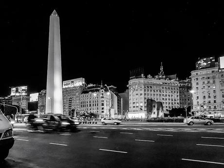 El obelisco de noche en Buenos Aires.