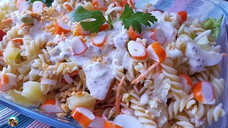 Ensalada de espirales con salsa de yogur