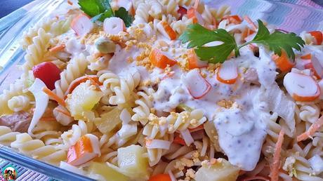 Ensalada de espirales con salsa de yogur