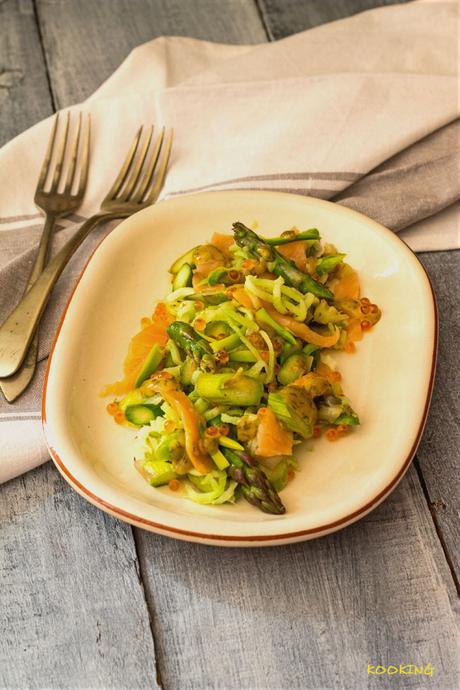 Ensalada de espárragos, brocoli y salmón