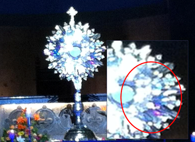 Un rostro con las características de Jesús aparece reflejado en custodia durante Hora Santa