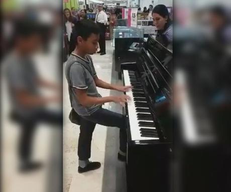 Vídeo: niño asombra a clientes al tocar piano como profesional en Liverpool, empresa lo busca para apoyarlo