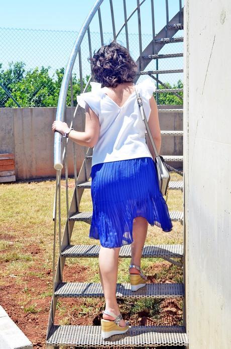 Cómo llevar una falda plisada en verano