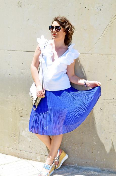 Cómo llevar una falda plisada en verano
