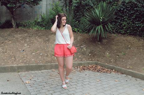 Shorts + monedas + coral