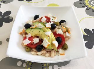 Ensalada de alubias con aguacate y surimi