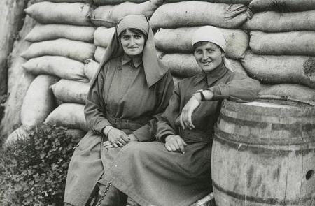 Las damas de Pervyse, Elsie Knocker (1884-1978) y Mairi Chisholm (1896-1981)