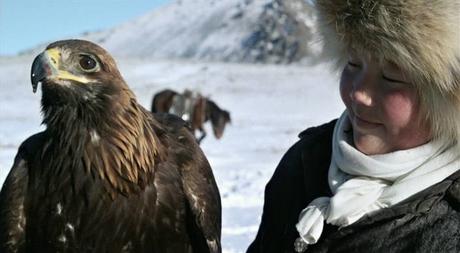 Aisholpan, la niña de 13 años que caza con águilas reales