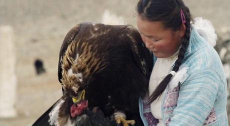 Aisholpan, la niña de 13 años que caza con águilas reales