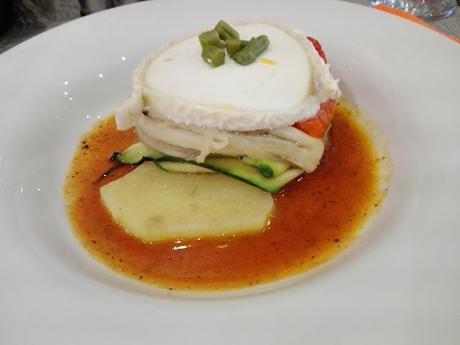 Timbal de verduras y llanegas con queso de cabra y salsa romesco