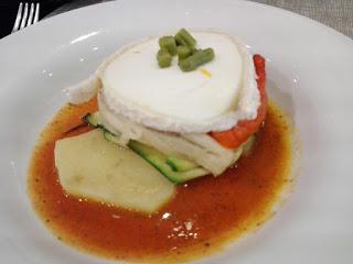 Timbal de verduras y llanegas con queso de cabra y salsa romesco