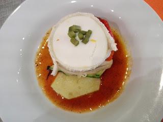 Timbal de verduras y llanegas con queso de cabra y salsa romesco