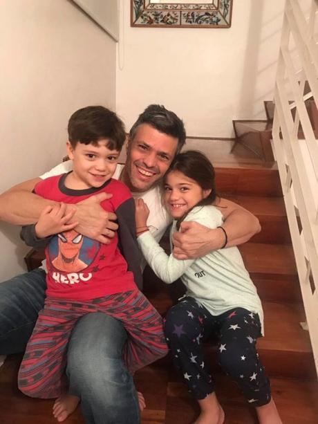 Leopoldo López sale de la cárcel y pasa a arresto domiciliario