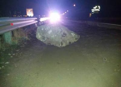 Cayó una roca sobre la ruta 40 y generó un corte de luz en gran parte de SM Andes