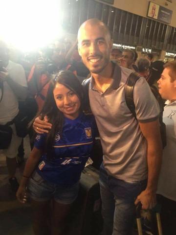 Aficionada de Tigres recibe a  Pizarro en Sevilla