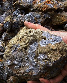 Recolectando muestras de minerales