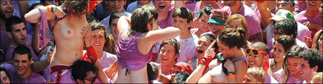 Mujeres ofrecen sus tetas a la viril multitud en San Fermín