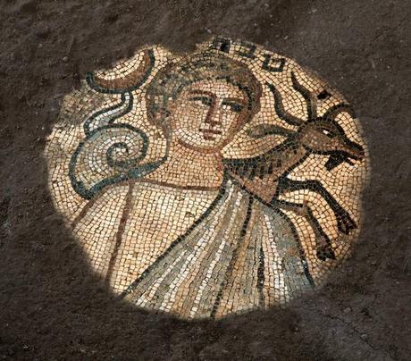 Encontrado un primer mosaico de Jonas y la ballena en una sinagoga del S.V