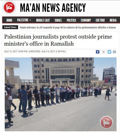 Periodistas palestinos protestan ante la oficina del primer ministro del regimen de Ramallah.