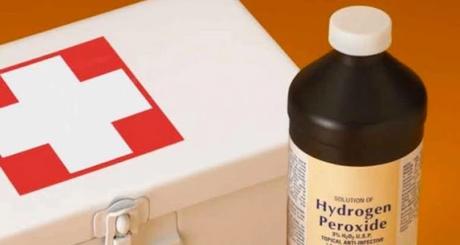 ¿Qué pasa si bebes por error agua oxigenada?