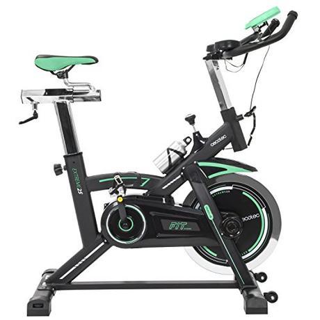 Bicicleta de Spinning Profesional. Manillar de triatlón. Volante de inercia 25 Kg. Silence Fit. Pulsómetro. Sillín deportivo. Estabilizadores. Resistencia variable. Pantalla LCD. Incluye bidón para líquidos y portabidón. Bicicleta Extreme 25 Triatlón de Cecotec.