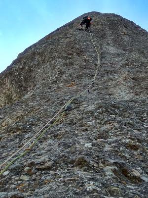 Escalando el estandarte de Montserrat- vía Punsola Reniu al Cavall Bernat 240mt 6c (V+ A0)