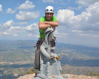 Escalando el estandarte de Montserrat- vía Punsola Reniu al Cavall Bernat 240mt 6c (V+ A0)