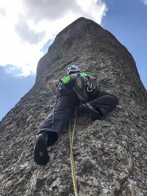 Escalando el estandarte de Montserrat- vía Punsola Reniu al Cavall Bernat 240mt 6c (V+ A0)