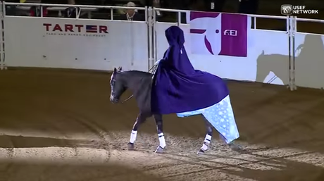 Cuando esta Chica se quitó la Capa en el Escenario, toda la audiencia quedó MUDA