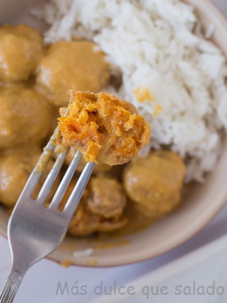 Albóndigas de verdura con salsa de manzana, piña y coco Albóndigas de verdura con salsa de manzana, piña y coco