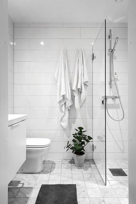 cuarto de baño minimalista en blanco