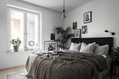 dormitorio mininmalista en gris, cabecero tapizado en piel negro