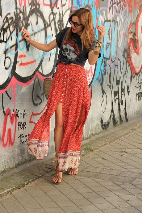 vestido largo anudado tipo boho  y camiseta anudada con mensaje