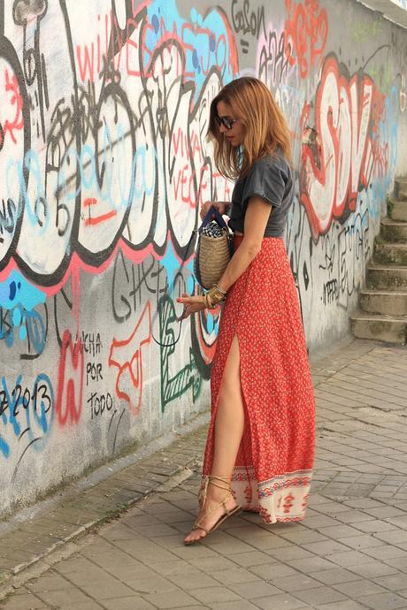 vestido largo anudado tipo boho  y camiseta anudada con mensaje