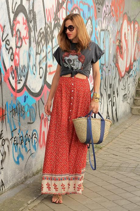 vestido largo anudado tipo boho  y camiseta anudada con mensaje