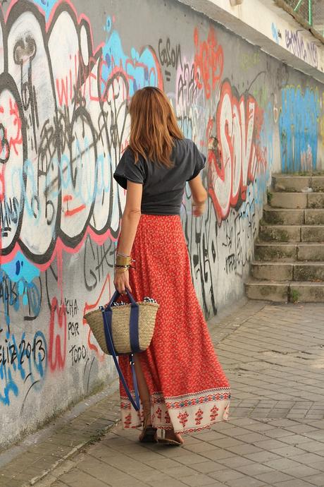 vestido largo anudado tipo boho  y camiseta anudada con mensaje