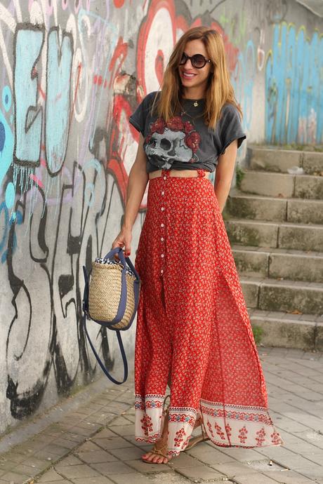 vestido largo anudado tipo boho  y camiseta anudada con mensaje