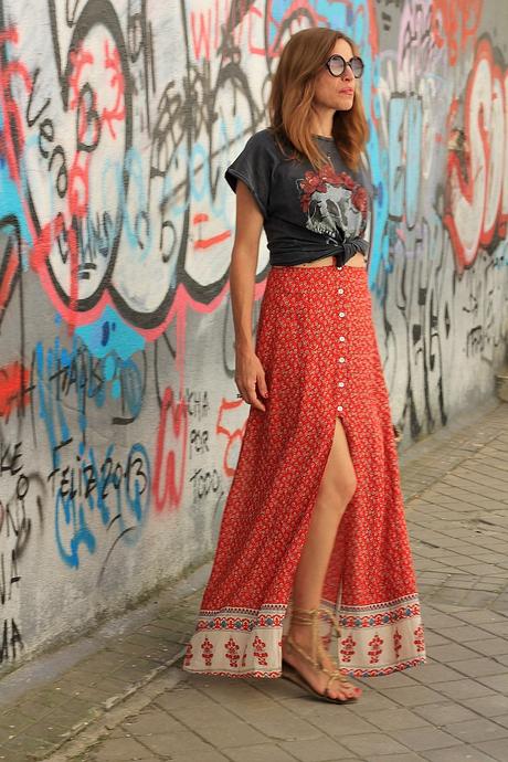 vestido largo anudado tipo boho  y camiseta anudada con mensaje