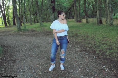 Camisa de volantes y escote asimétrico