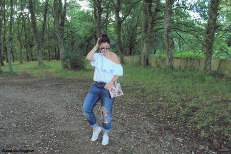 Camisa de volantes y escote asimétrico