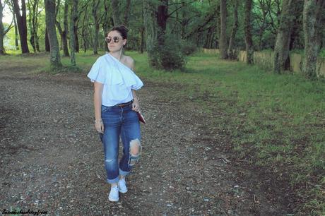 Camisa de volantes y escote asimétrico