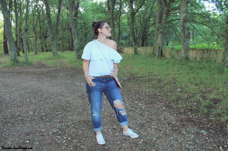 Camisa de volantes y escote asimétrico