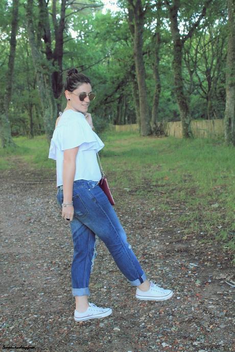 Camisa de volantes y escote asimétrico