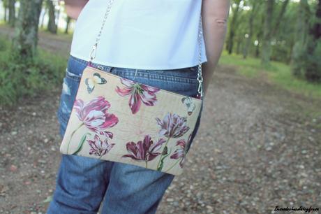 Camisa de volantes y escote asimétrico