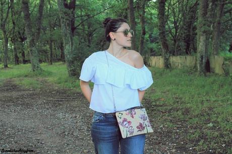 Camisa de volantes y escote asimétrico