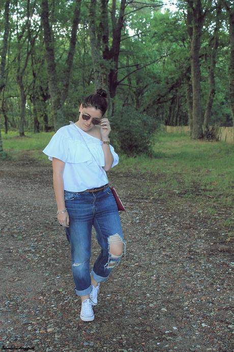 Camisa de volantes y escote asimétrico